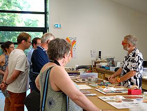 Démonstration Serge Elphège 2025, crédit Musée du Vitrail - Agrandir l'image (fenêtre modale)