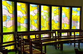 Vitrail de l’oratoire de la Communauté de Salvert à Migné-Auxances crédit Musée du Vitrail - Agrandir l'image (fenêtre modale)