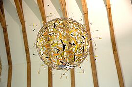 Sphère installation 370000 ans avant le Big Bang crédit Musée du Vitrail - Agrandir l'image (fenêtre modale)