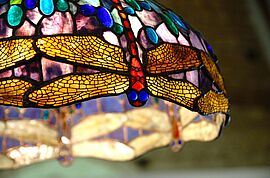 Détail Copie Lampe Tiffany modèle Libellule crédit Musée du Vitrail - Agrandir l'image (fenêtre modale)