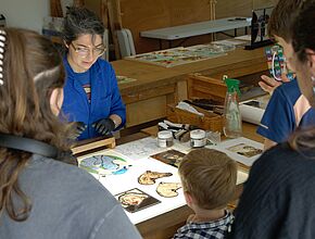 Démonstration Marina Gélineau 2024, crédit Musée du Vitrail - Agrandir l'image (fenêtre modale)